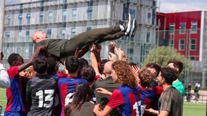 Los jugadores del Cadete B mantearon a David Sánchez en la celebración de liga del equipo blaugrana