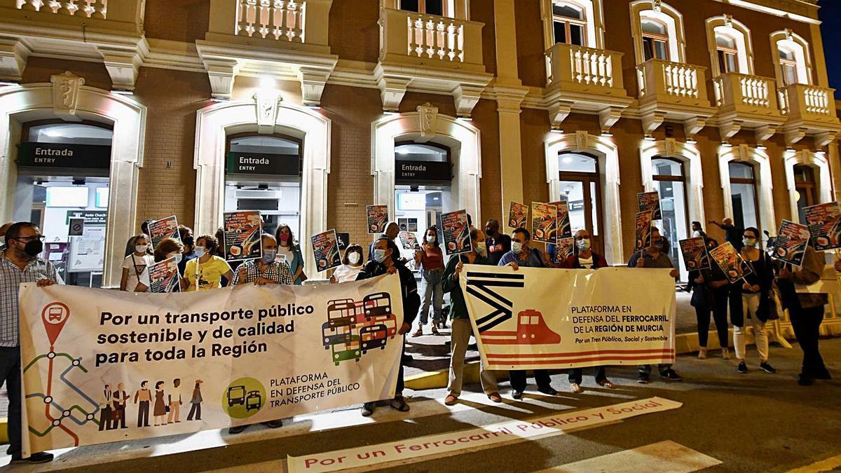 Los vecinos, concentrados ante la estación ferroviaria del Carmen. | ISRAEL SÁNCHEZ