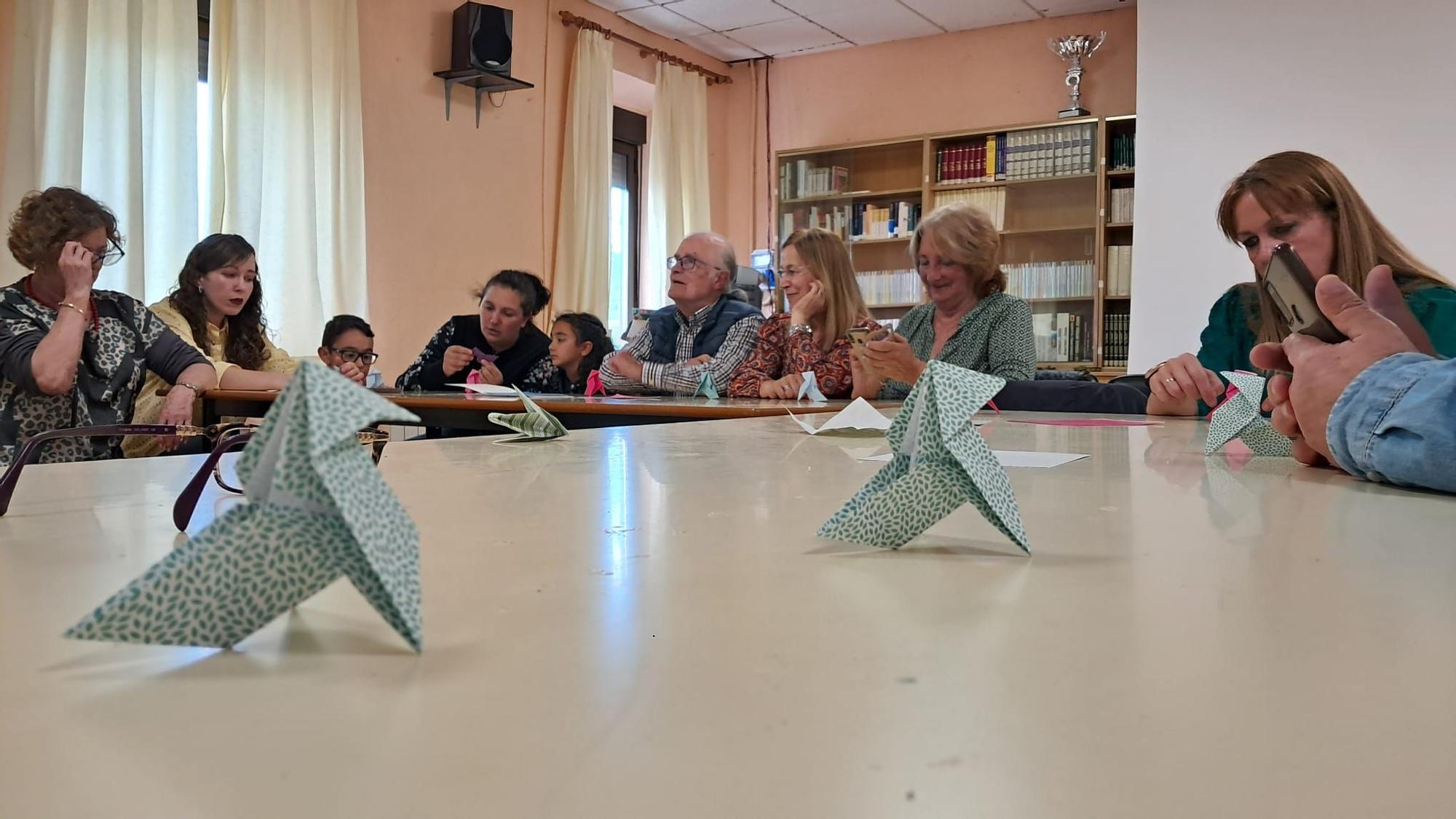GALERÍA | Villafáfila despide las fiestas de San Isidro con un taller de papiroflexia