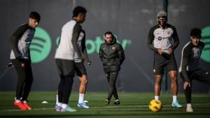 Xavi observa el entrenamiento del Barça en la ciudad deportiva de Sant Joan Despí con Araujo trabajando con una máscara.