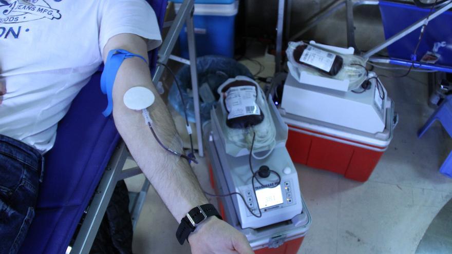 Un hombre dona sangre.