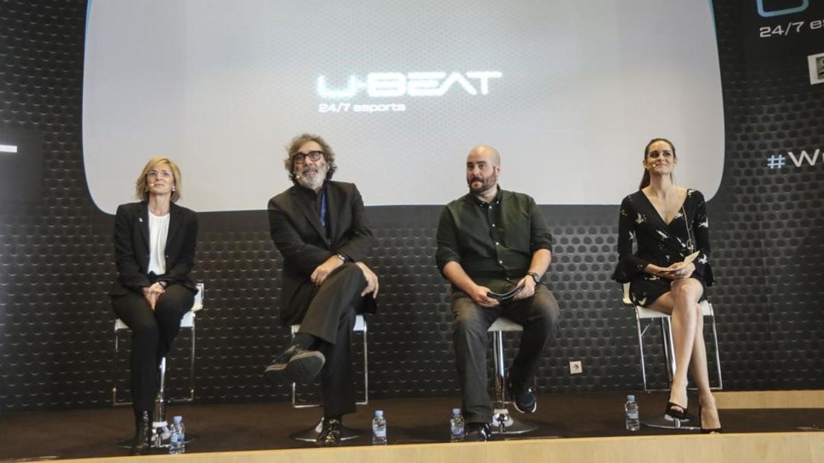 Mari Carmen Fernandez (directora de Innovación de Mediapro), Taxto Benet (socio gestor de Mediapro) y los presentadores Patrick Urbano y Gemma Manzanero, en la presnetación de U-Beat.