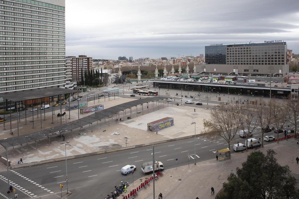 El deprimente estado actual de la plaza de los Països Catalana, obra que en 1983 llegó a ganar un premio FAD de Arquitectura