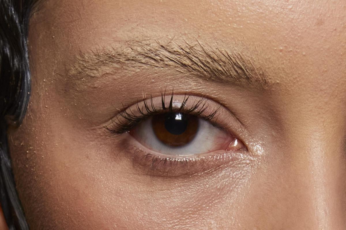 Cejas invisibles con maquillaje