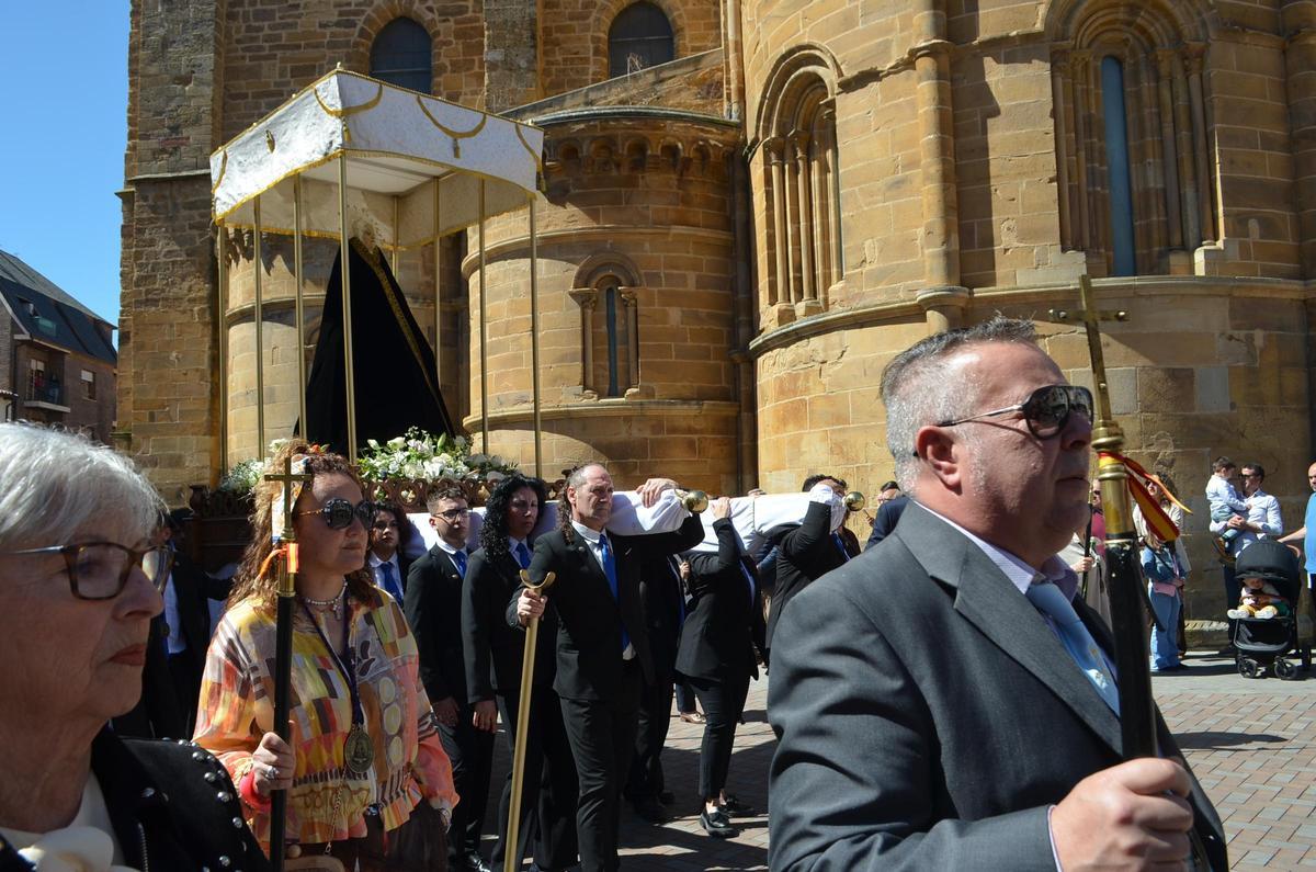 La Procesión del Resucitado en Benavente, en imágenes