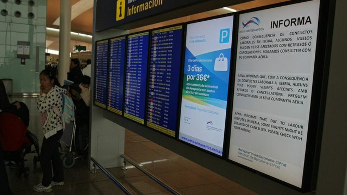 Un panel de control con vuelos cancelados en El Prat, ayer.