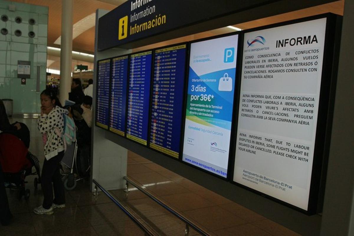 Un panell de control amb vols cancel·lats al Prat, ahir.