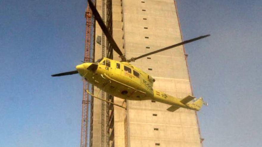 Un helicóptero despega, ayer, con heridos junto a las torres.