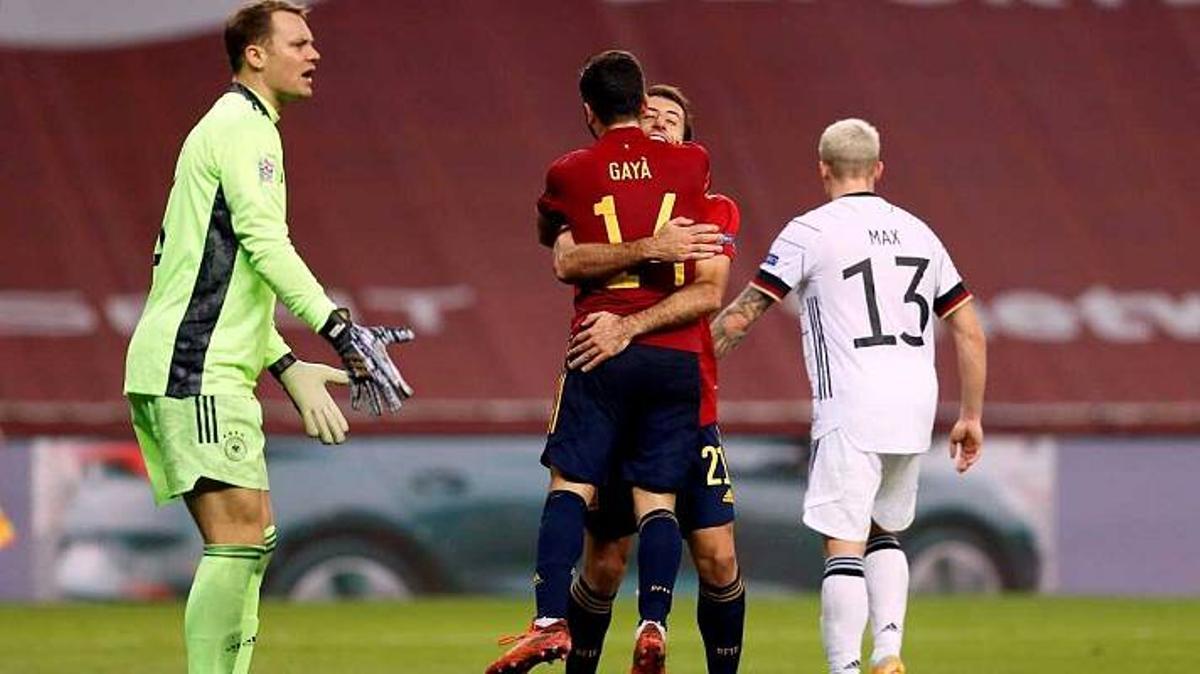 Gayà y Oyarzabal celebran un gol frente a Alemania
