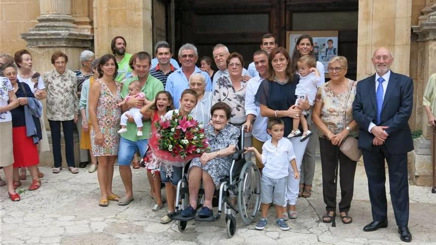 Familia y vecinos quisieron acompañar a Margalida y Joan.