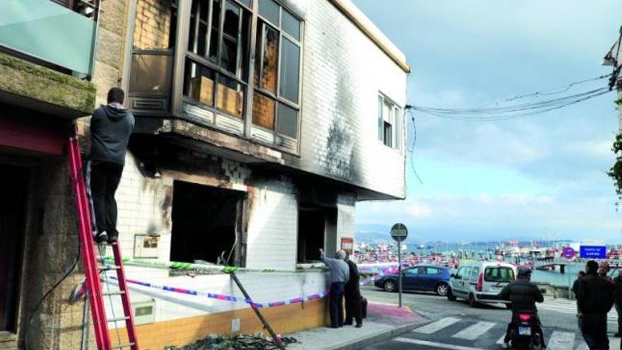 Una explosión de madrugada destroza un bar en A Illa