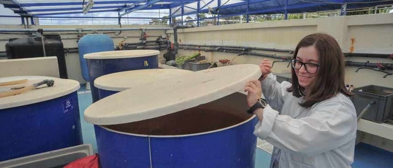 Una trabajadora observa uno de los tanques de agua, en el CIMA de Vilanova. // Iñaki Abella