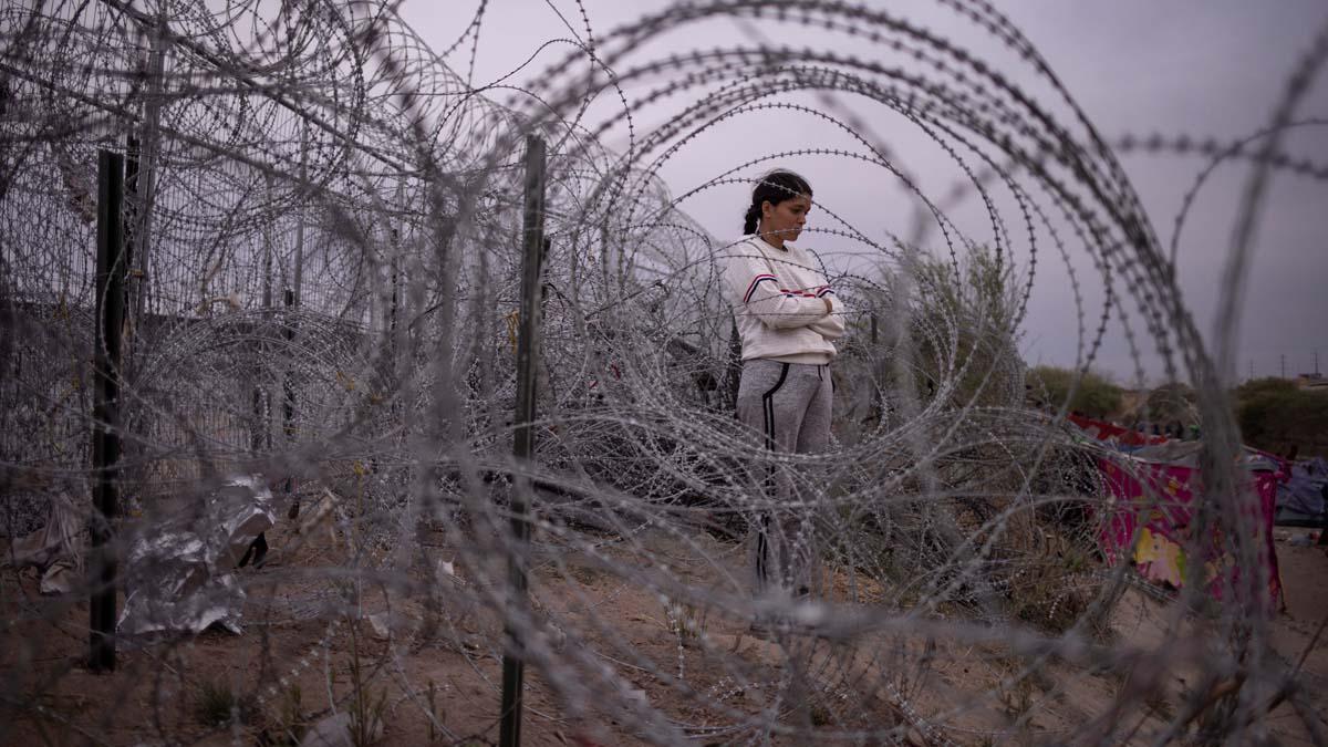 Migrantes acampan a lo largo de la orilla del río Grande mientras esperan entregarse a las autoridades de inmigración en El Paso, Texas, EE.UU