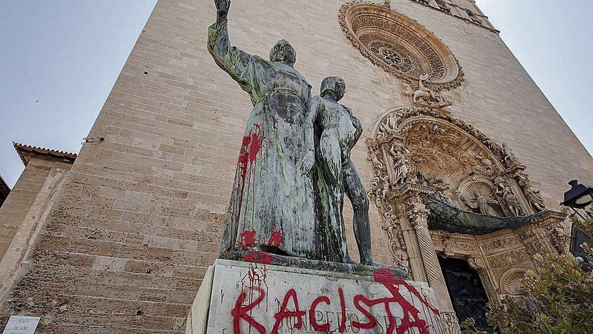 La estatua de Fray Junípero Serra de la plaza Sant Francesc  de Palma amaneció  el pasado lunescon la pintada &#039;racista&#039;.