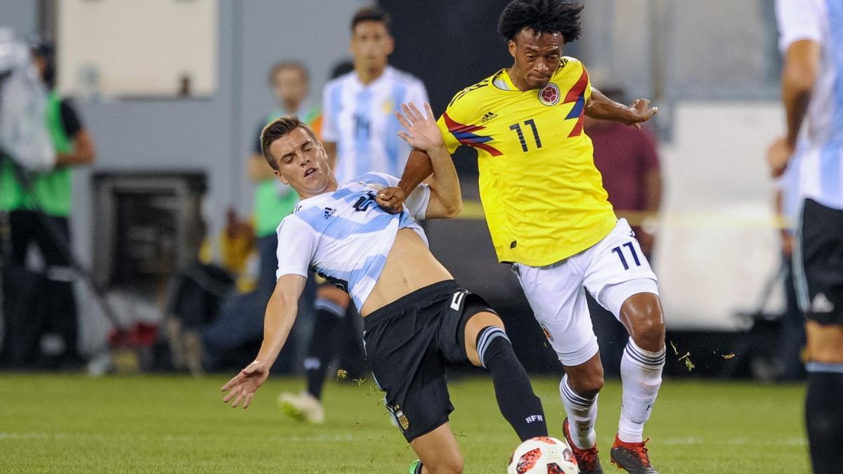 Lo Celso pugna un balón con Cuadrado en el Argentina-Colombia. / Efe
