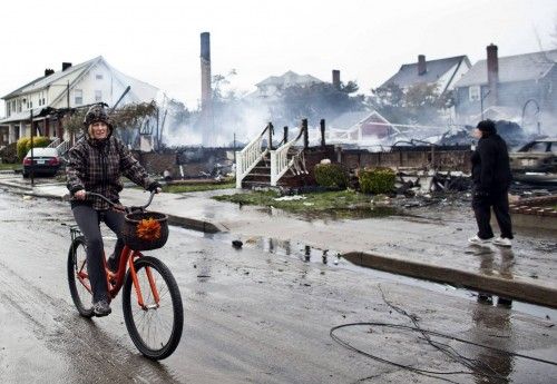 EL FUEGO DESTRUYE MEDIO CENTENAR DE CASAS AL PASO DE "SANDY" POR NUEVA YORK