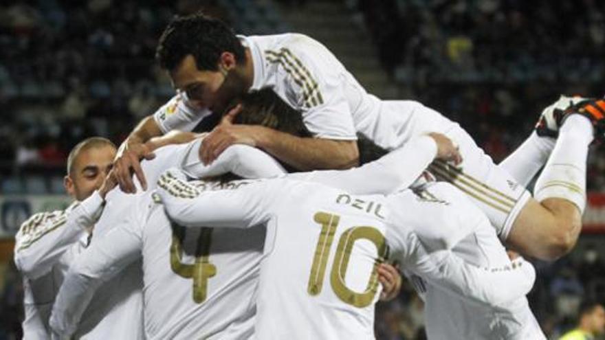 Los jugadores del Madrid celebran el gol de Ramos.