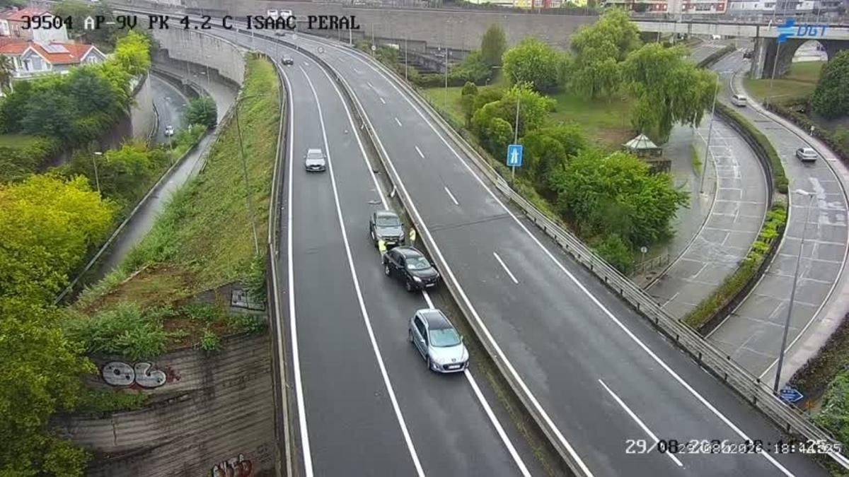 Accidente de tráfico en la AP-9 a la altura del viaducto de Isaac Peral