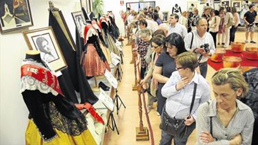 Almassora expondrá juntos los vestidos de la reina y damas