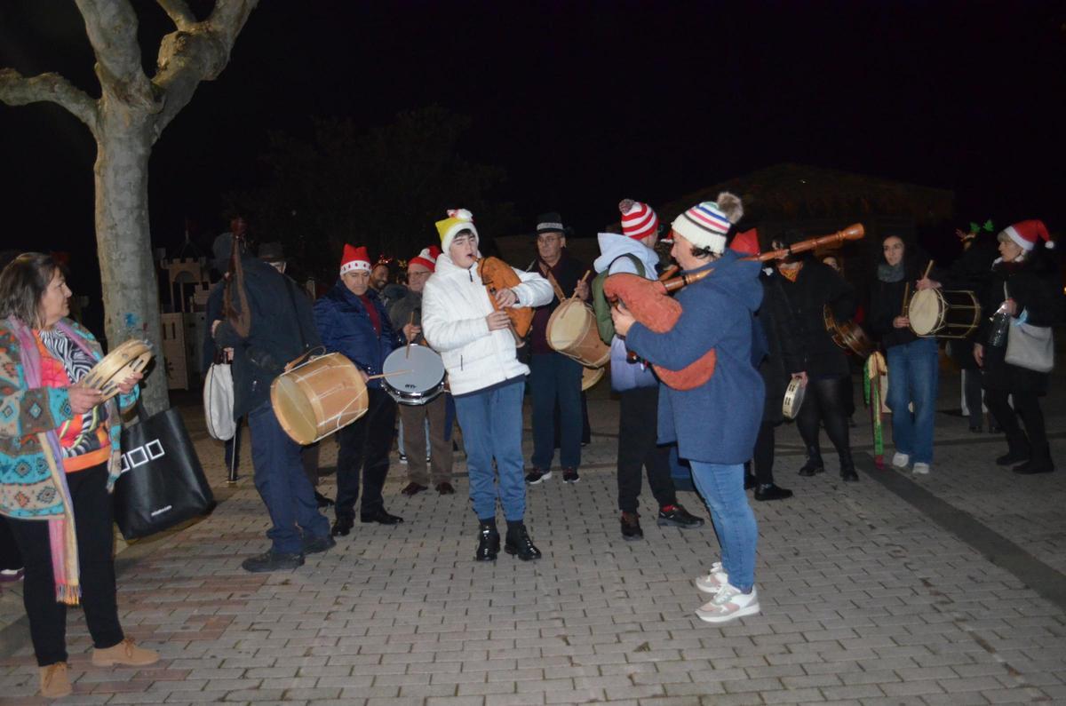 El pasacalles de folclore en Benavente, en imágenes