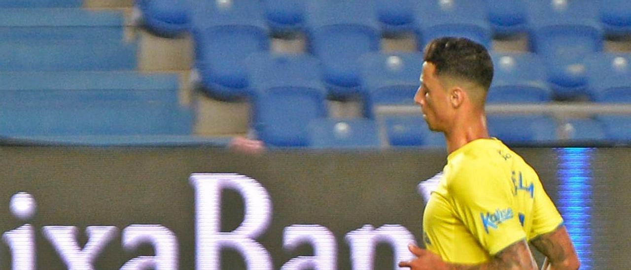 Maikel Mesa bate a Chichizola, meta del Cartagena, de penalti y a lo Panenka para firmar su octavo gol de amarillo.  | | J. CARLOS GUERRA