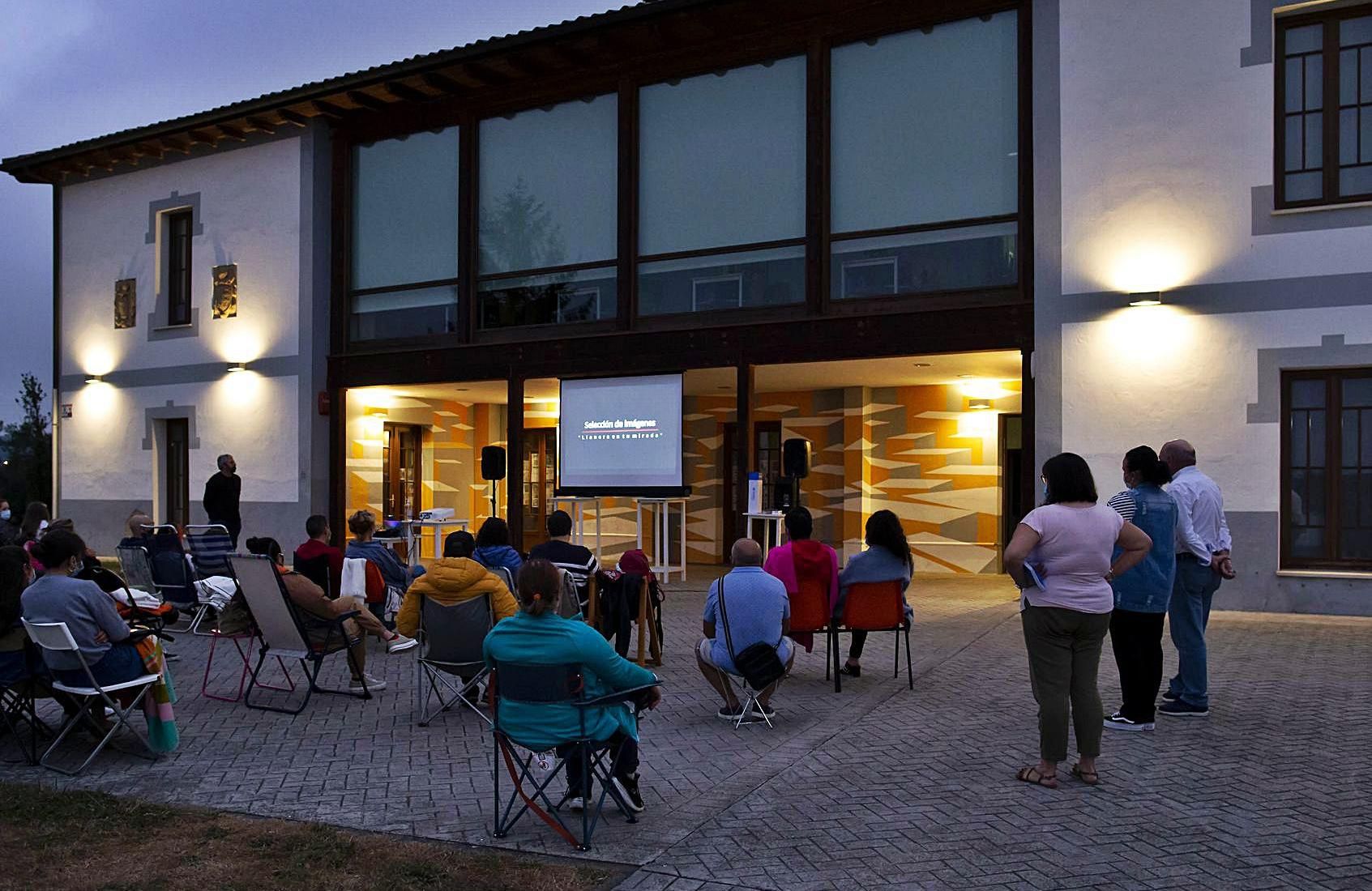 Una velada fotográfica celebrada el verano pasado en el exterior de la Casa de Cultura de Lugo, dentro del programa “Trae tu silla”.