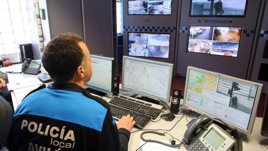 Un agente de la Policía Local de Avilés, en el centro de control de tráfico de la jefatura de José Cueto.