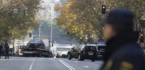 Empotra un coche con bombonas de butano en la sede del PP de Madrid