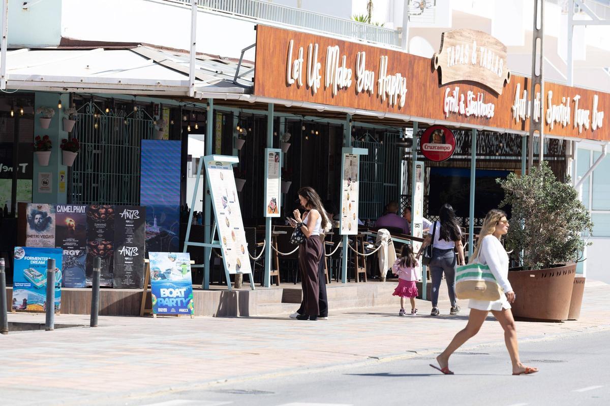Turistas en un restaurante de Platja d'en Bossa