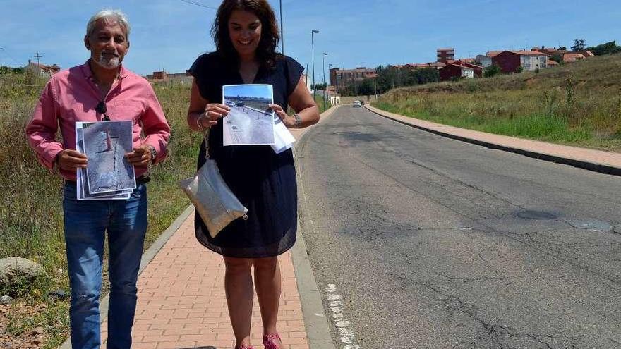 El alcalde en funciones y la concejala de Obras junto a la carretera del Caracol.