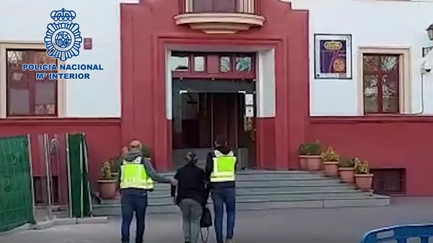 VÍDEO | Detenida una vecina de Burguillos del Cerro reclamada por Alemania