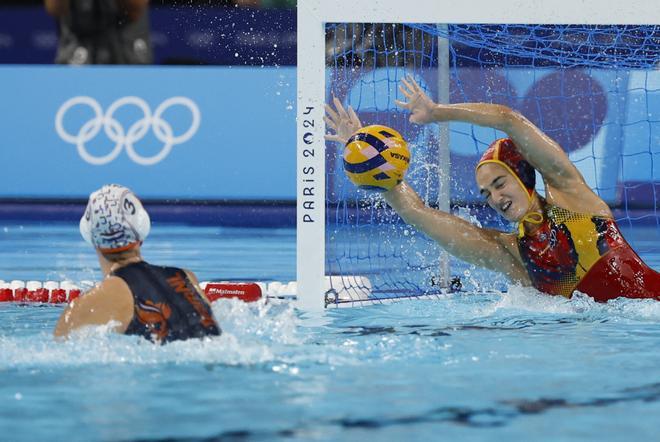 La waterpolista neerlandesa Brigitte Sleeking (i) en acción ante la portera española Laura Ester Ramos durante la semifinal femenina de Waterpolo, entre Países Bajos y España, parte de los Juegos Olímpicos de París 2024 este jueves en Nanterre.