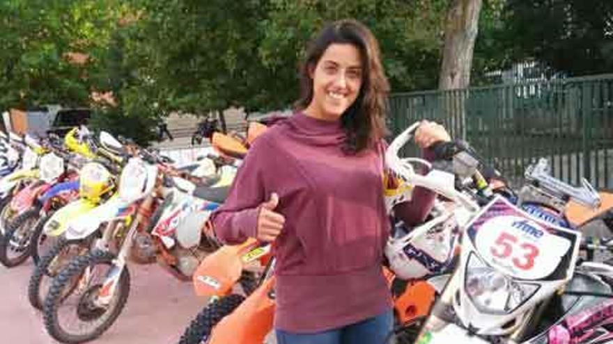 Sara García posa con su moto en tierras conquenses.