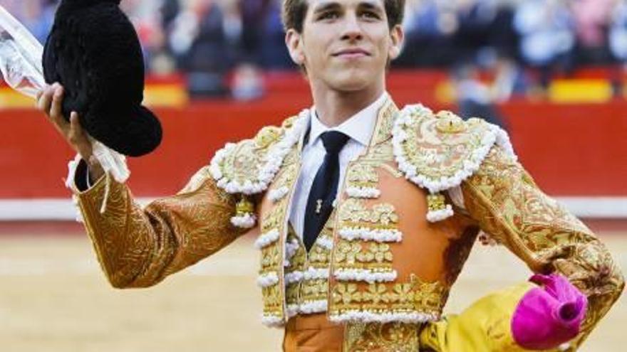 Ginés Marín da la vuelta tras cortar la primera oreja.