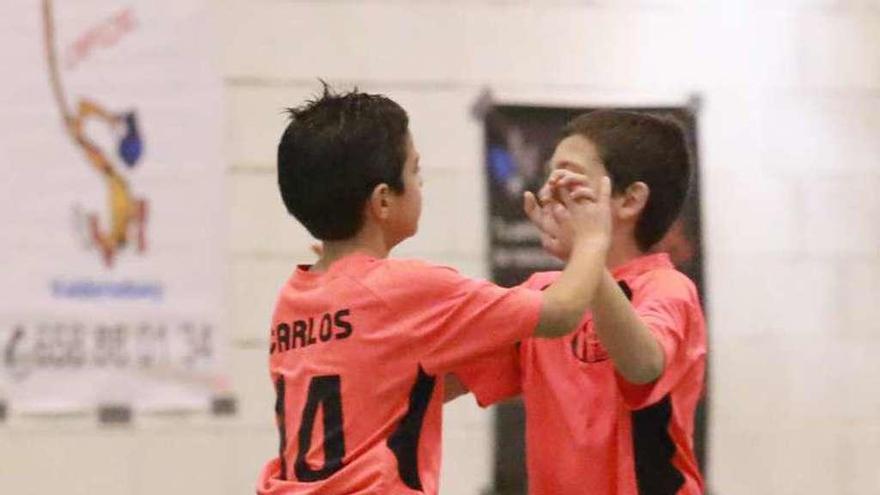 Dos jugadores de La Amistad celebran un tanto.