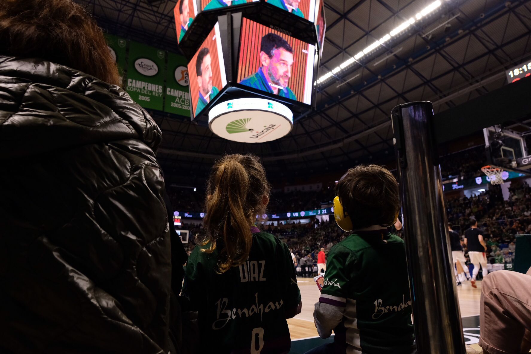 La afición del Unicaja, durante la emisión del documental de la Copa del Rey.