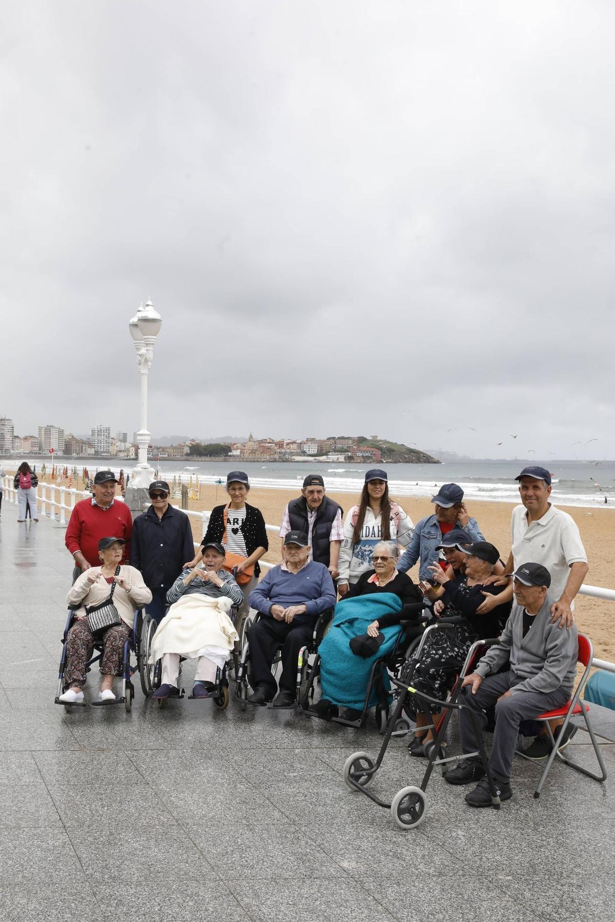 Mayores de la residencia de ancianos de Peleas de Abajo ven por primera vez el mar en Gijón