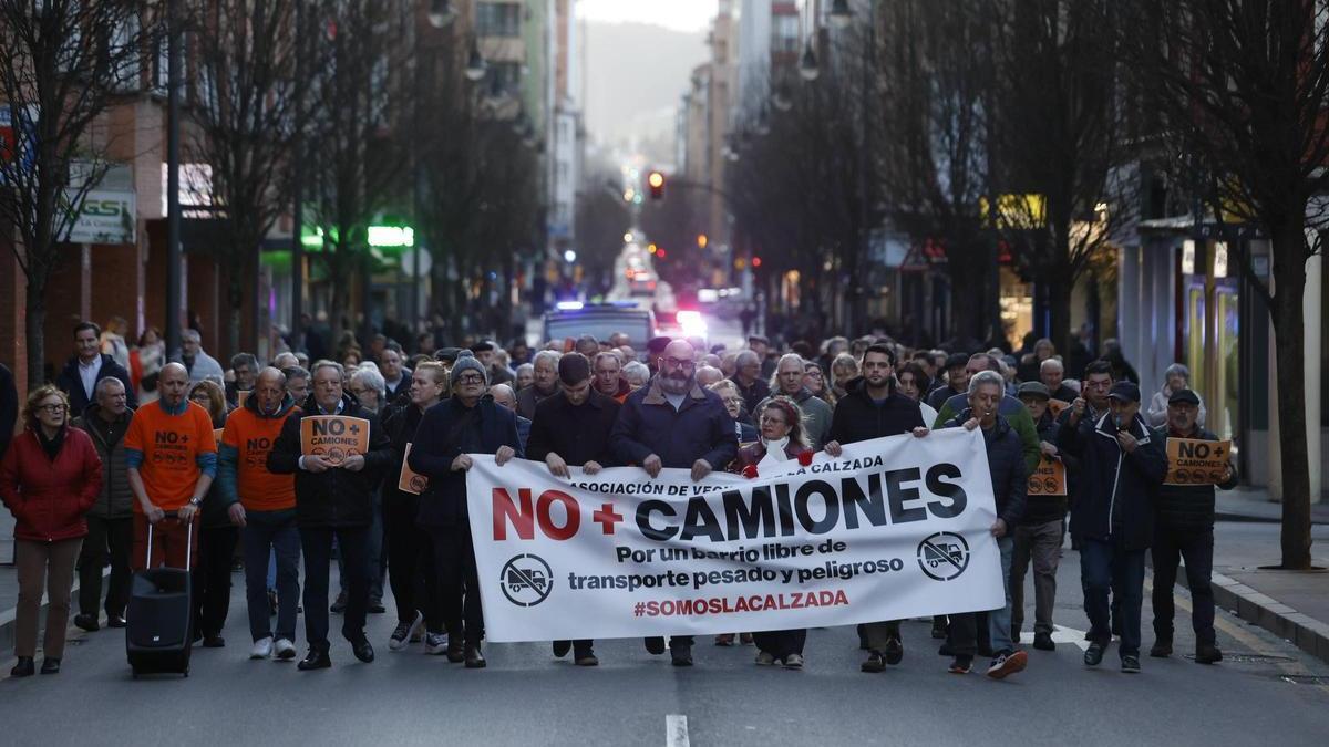 Una de las protestas convocadas contra el paso de camiones por La Calzada. | LUISMA MURIAS