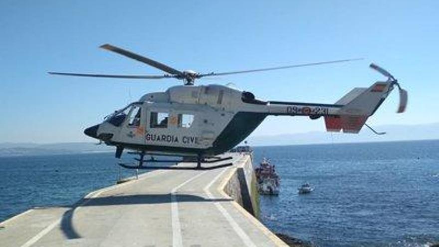 El helicóptero de la Guardia Civil en Ons.// Guardia Civil