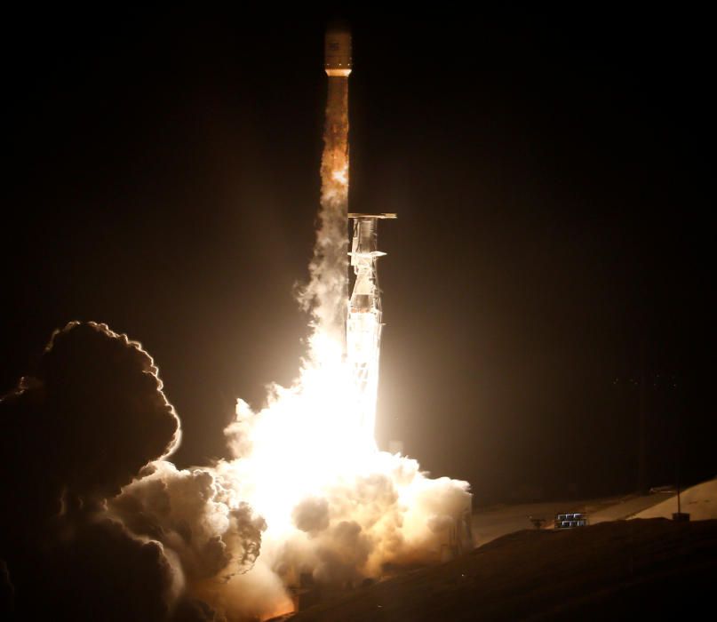 The SpaceX Falcon 9 rocket carrying a PAZ Earth ...