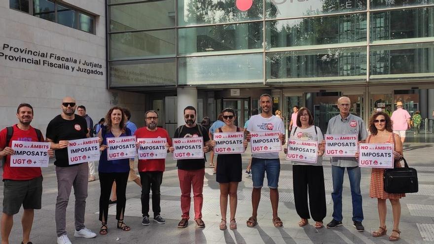 Foto de miembros del sindicato en la Ciudad de la Justicia de València