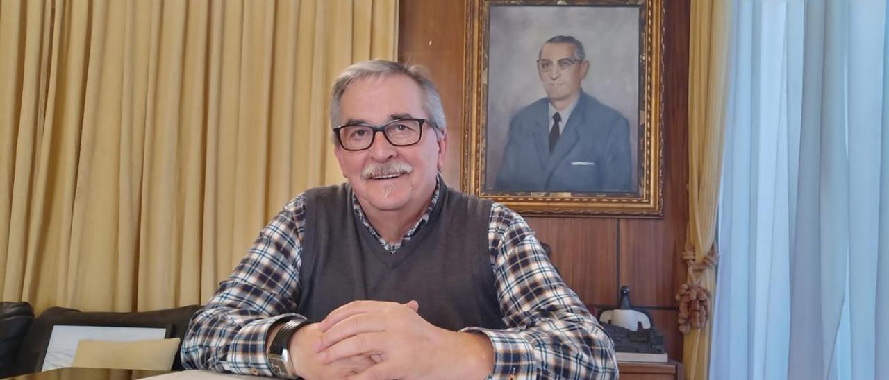 Aníbal Vázquez, en su despacho, con un retrato de Juanín de Mieres al fondo.