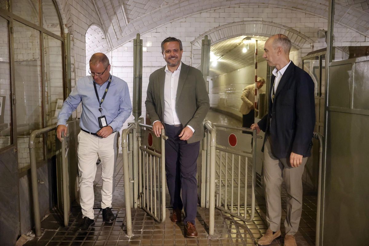 El consejero de Vivienda, Transportes e Infraestructuras de la Comunidad de Madrid, Jorge Rodrigo (centro), en las puertas de salida de la estación de Chamberí.