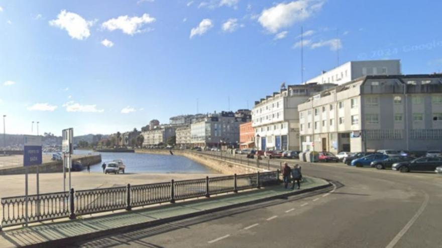 Tramo del paseo en la zona del puerto pesquero de Sada. | LOC