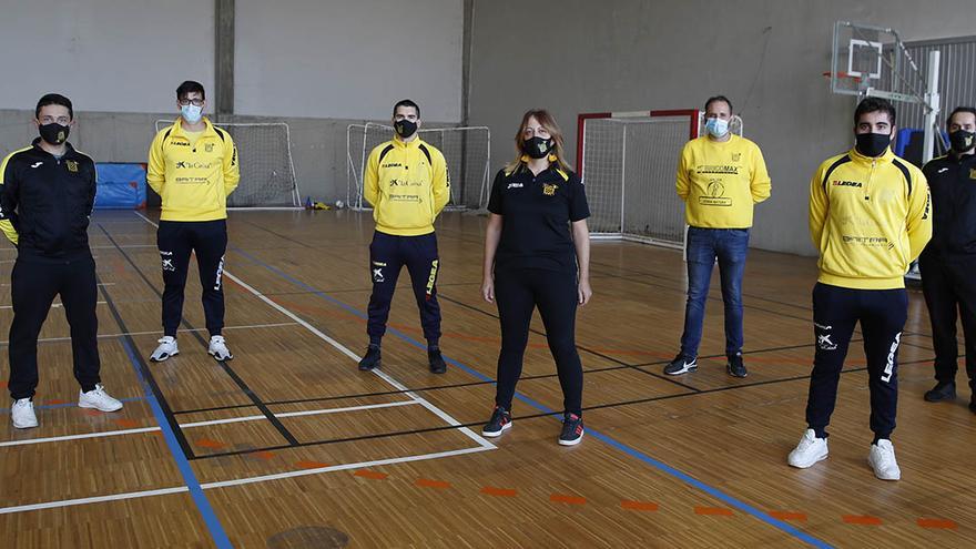 Presidenta, directivos, capitanes y entrenador del Baíña, en el pabellón de la parroquia