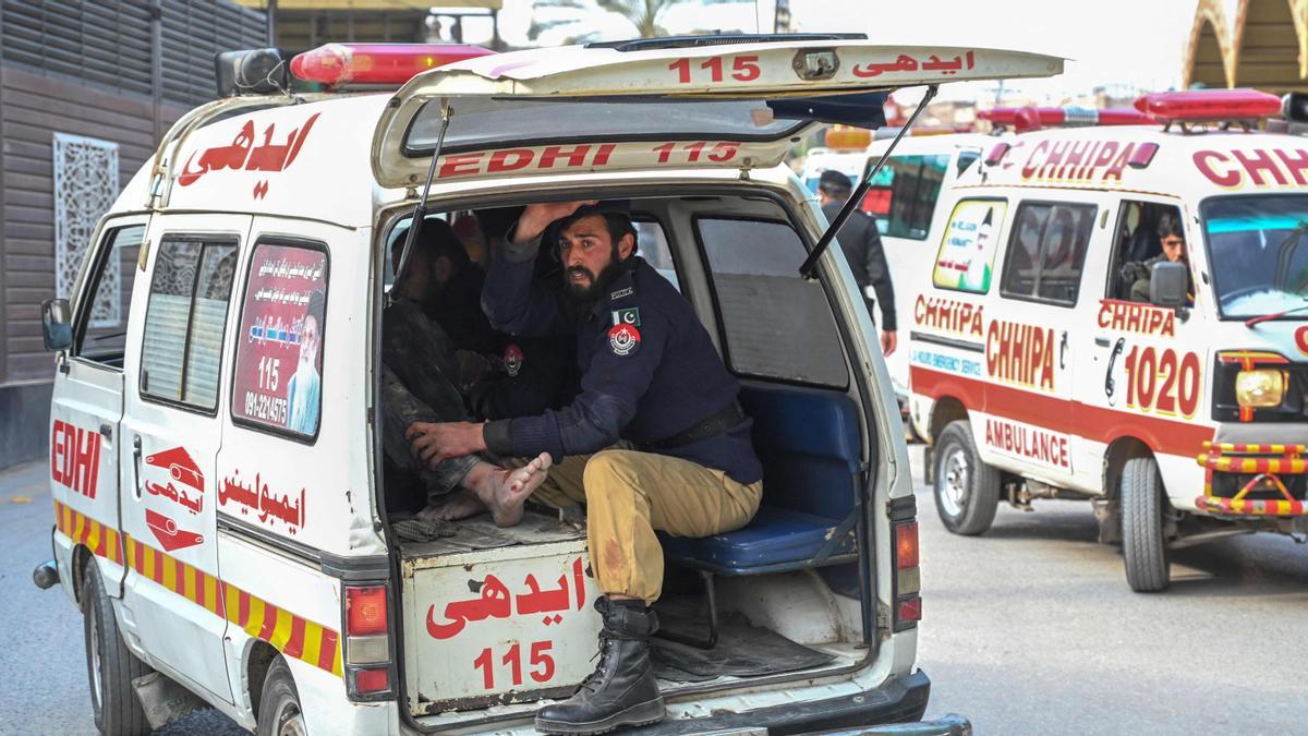 Una ambulancia transporta heridos tras el atentado en la mezquita con un balance de 17 muertos y más de 90 heridos hasta el momento.