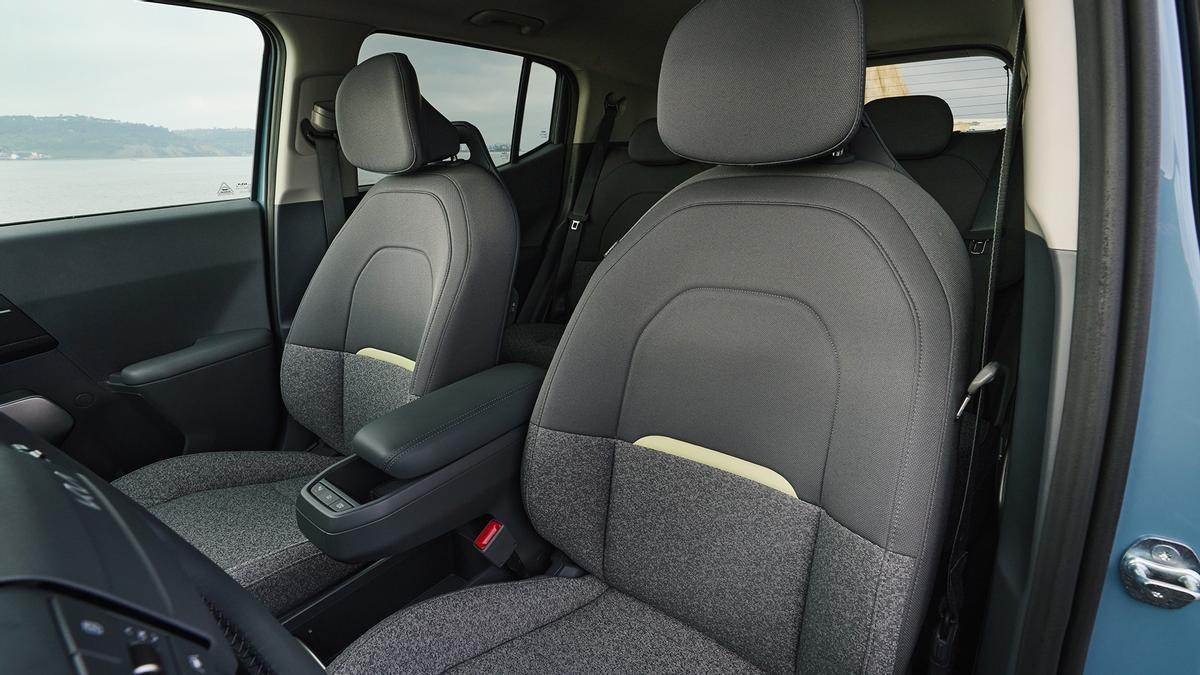 El interior es muy amplio para su tamaño exterior y ofrece mucho espacio en cualquiera de sus plazas.