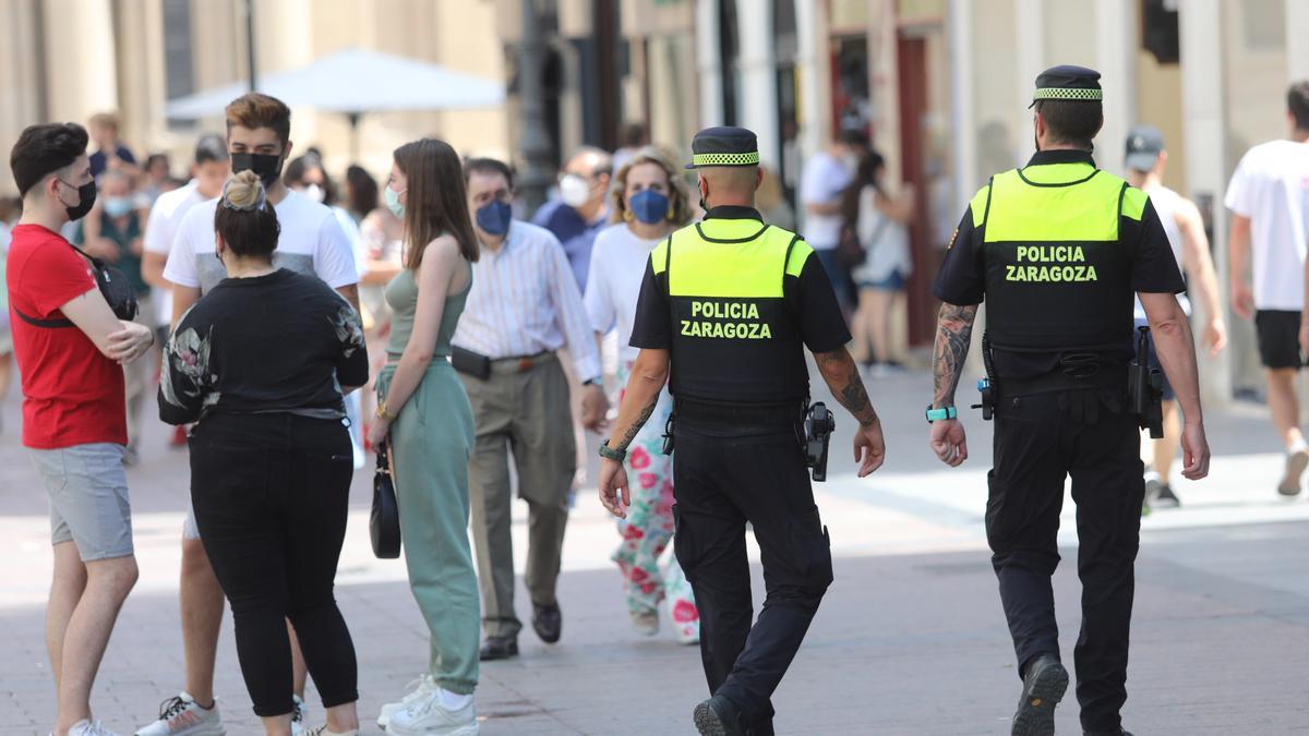 Dos agentes de la Policía Local de Zaragoza patrullan en el centro de la capital aragonesa, en una imagen de archivo.