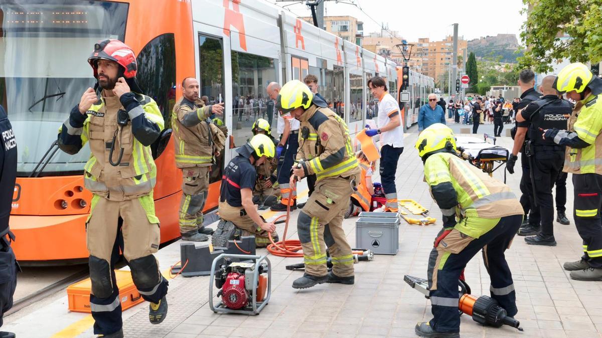 Cae accidentalmente a las vías del TRAM en Alicante con el tranvía ya en marcha y es arrastrado