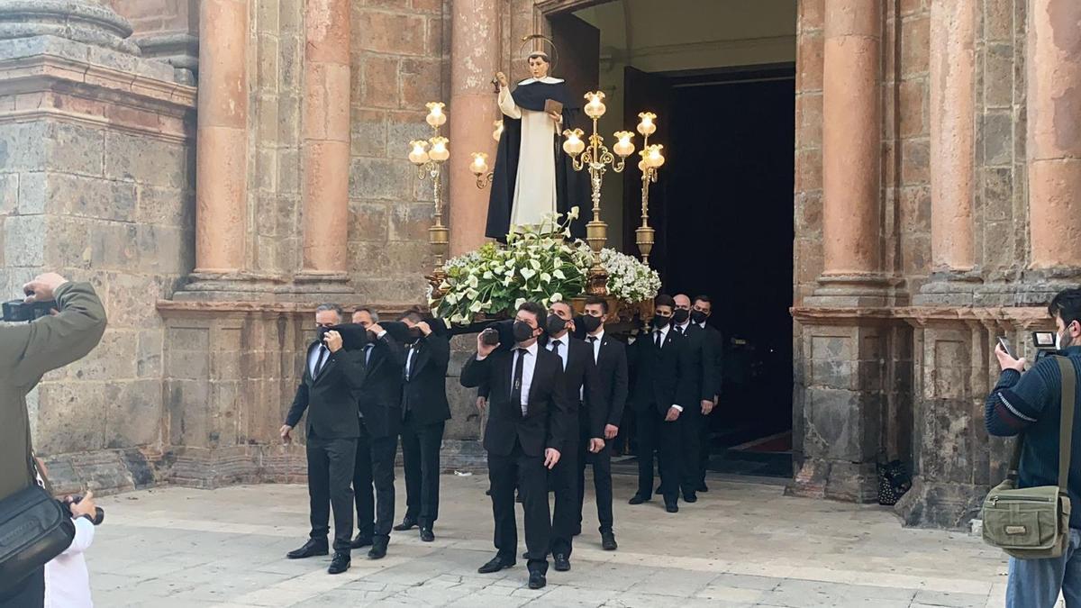 Las fiestas patronales de Sant Vicent, en la Vall, organizaron una procesión con estrictos controles de participación y distancias frente a la parroquia.